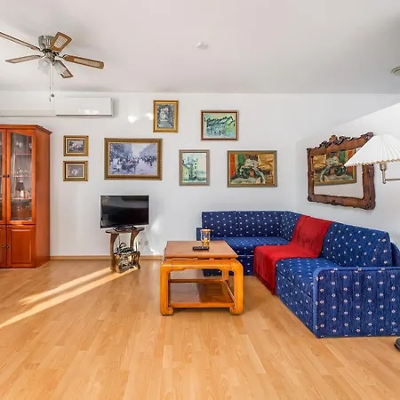 One Bedroom With Balcony In By Renters *
